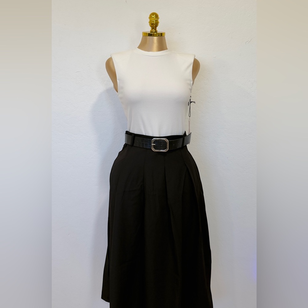 Sleeveless White Crewneck Shell Top